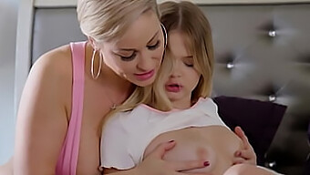 Maman Blonde Séduit Et Fait Plaisir À Sa Jeune Belle-Fille