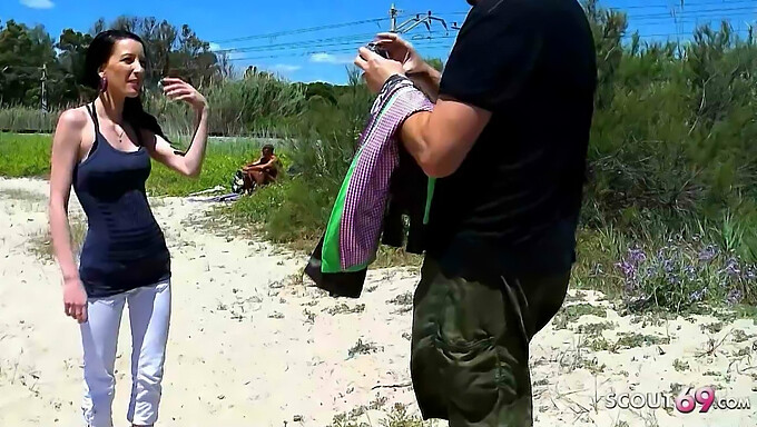 Jonge Spaanse Meid Tania Krijgt Haar Eerste Anale Seks Op Een Openbaar Strand Door Een Oudere Man