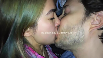 La Belleza Asiática Lily Comparte Un Apasionado Beso Con Sean En Un Video Amateur