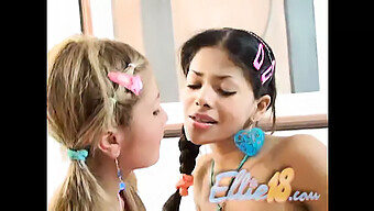 Ellie Y Carina En Un Sensual Encuentro Lésbico Con El Primer Plano De Su Belleza Natural