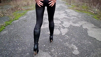 Las Botas Y Los Leggings Se Combinan Para Un Video De Fetichismo De Pies Definitivo