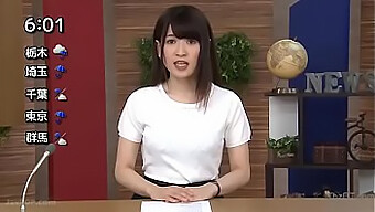 Seorang Anchorwoman Jepang Mesra Dengan Lawan Mainnya Di Luar Kamera.