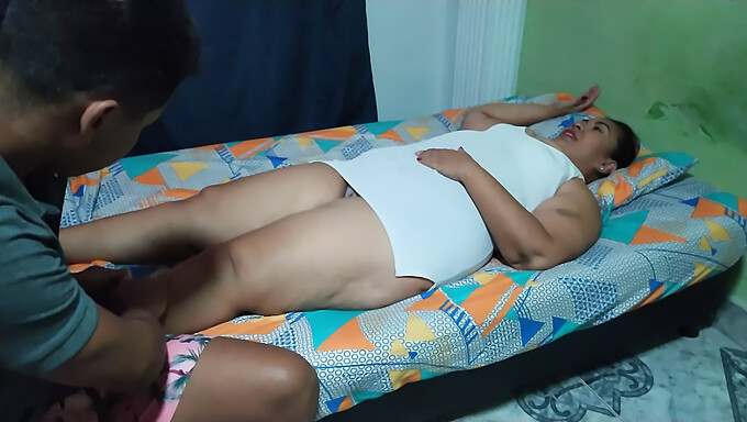 Latin Mamma Får En Sensuell Massage Och Muntlig Njutning