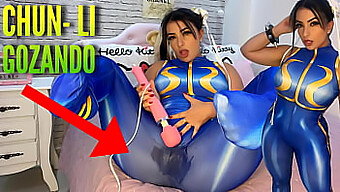 Cosplay Kráska V Oblečení Chun Li Si Užívá Sólovou Hru S Vibrátorem, Špiní Si Šaty A Spodní Prádlo V Extázi