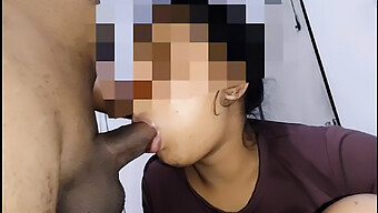 Seorang Gadis Muda Sri Lanka Memberikan Blowjob Deepthroat Dan Menelan Air Mani