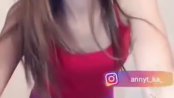 Abby Realiza Una Seductora Rutina De Baile En Una Plataforma De Streaming En Vivo