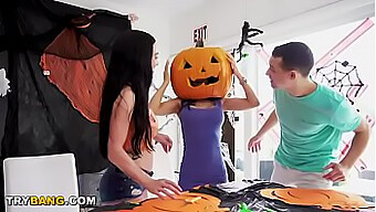 La Mésaventure Hilarante De Tia Cyrus Avec Une Citrouille: Une Belle-Mère Coquine Dans Une Vidéo D'Halloween