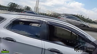 A Beleza Brasileira Angel Takemura Faz Um Oral Apaixonado Em Um Carro Em Movimento No Marginal Pinheiros.