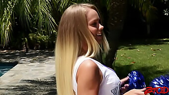 Busty Cheerleader Får Anal Creampie