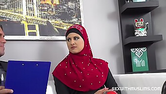 Seksi Hijabi Müslüman Kadın Sert Zevk Sunuyor