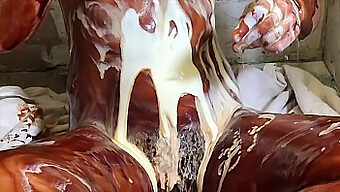 Una Bella Ragazza Coperta Di Cioccolato Viene Riempita Di Crema Nel Bagno Fetish Del Piede