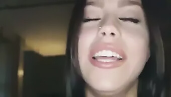 Sensual Europea Alina Lopez Con Una Larga Lengua En Acción