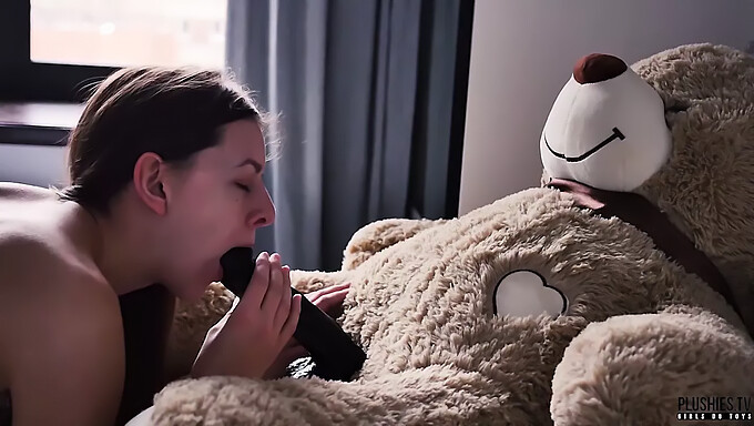 Le Migliori Scelte Della Tv Di Plushies: La Studentessa Universitaria Stefanie Knight In Azione Nel Dormitorio