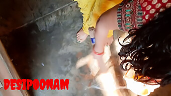 สาวอินเดีย Poonam ถูกล่อลวงสําหรับการเผชิญหน้าในห้องน้ําที่ดุร้าย