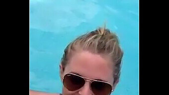 Pov-Video Mit Einer Blondine, Die Einen Deepthroat-Blowjob Am Pool Gibt