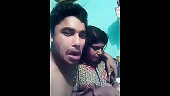 Une Incroyable Femme Mature Indienne Du Sud Se Déshabille Et Profite D'Une Rencontre Romantique Avec Son Beau-Fils