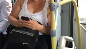 Una Milf Milf Che Salta Su Un Autobus Nella Posizione Della Cowgirl