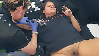 ¡esposa Cambia El Sexo Por Tatuajes De Una Artista Entusiasta! ¡erótica Alemana - El Trasero De Paty En Exhibición!