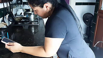 Joven Latina Se Complace En La Cocina