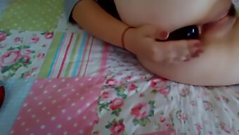 Lelaki Bertuah Berpeluang Menonton Gadis Rusia Yang Comel Menghisap Dildo.