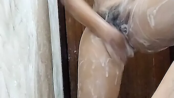 Novio Desi Complace A Su Novia Con Una Mamada Profunda En El Baño