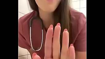 Masturbation En Solo Dans La Salle De Bain De L'Hôpital: L'Orgasme Intense D'Une Jeune Infirmière