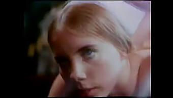 Carol Connors แสดงทักษะคอลึกของเธอ