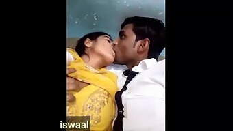 インドの熟女が複数のパートナーと情熱的なカーセックスをする