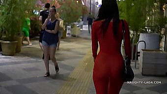 Milf Muestra Sus Tetas En Público Mientras Su Vestido Cae