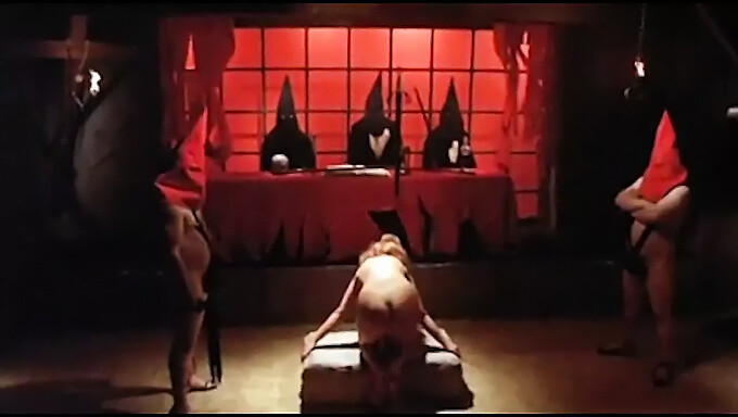 Blonda Paroasa Din Epoca Vintage Se Supune Bdsm-Ului Intr-Un Ritual Satanic Retro