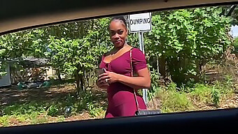 Mulher Afro-Americana Faz Sexo Oral Em Troca De Transporte.