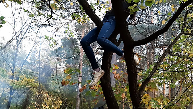 Gadis Brunet Masturbasi Sambil Bersandar Ke Pokok