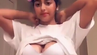 Une Superbe Beauté Latine Dans Une Vidéo Incroyable