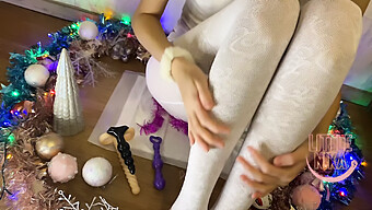 La Vidéo De Noël Faite Maison D'Une Adolescente Russe Présente Une Chatte Serrée Et Du Fist