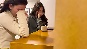 Un Incontro In Bagno Pubblico Porta A Una Relazione Lesbica Appassionata.