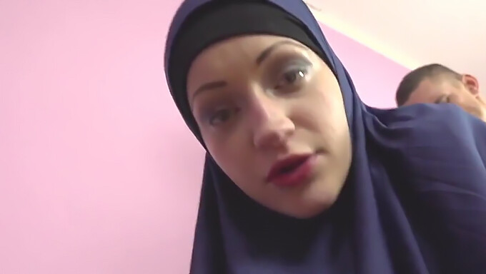 Pov-Video Av Upphetsad Arabisk Kvinna Som Fångas När Hon Tittar På Pornografiskt Material