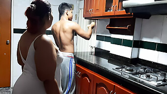 Encuentro De Cocina De Pareja Amateur Con Una Vecina Colombiana Y Curvilínea