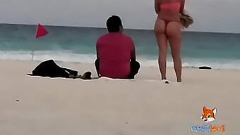 Exhibición Pública En La Playa En Tanga: Provocando Hombres Con Mi Trasero