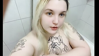 A Beleza Morena Se Satisfaz Com Brinquedos Sexuais No Banheiro.