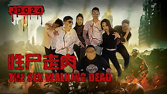 Vintage Asian Teen Cosplays Walking Dead, Outdoor Arschspiel