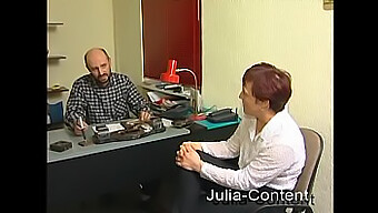 L'Incontro Intimo Di Erna Durante Una Discussione Privata Di Lavoro