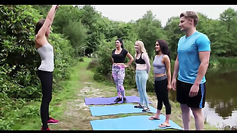 Pasangan Cfnm British Mengalami Pengembaraan Yoga Di Luar.