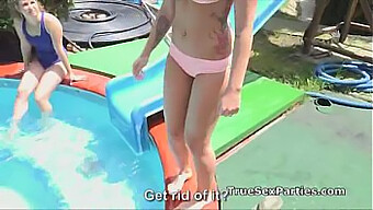 Sex În Grup Cu Adolescenți Îmbrăcați În Bikini Lângă Piscină