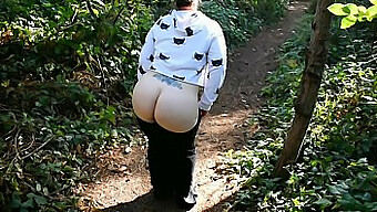 Esposa Madura Exibe Sua Bunda E Se Dá Prazer Em Um Parque (Espreita Furtiva)