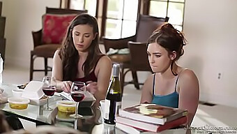 Casey Calvert Ve Jodie Taylor, Tyler Nixon Ile Sıcak Bir Gerçek Veya Cesaret Oyununda