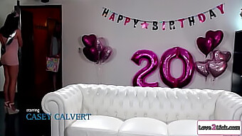 Casey Calvert和朋友用假阳具和口交庆祝生日