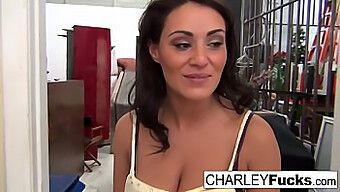 Charley โชว์เดี่ยวสุดเย้ายวนกับหน้าอกขนาดใหญ่ของเธอ